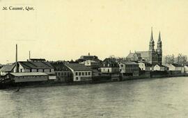 Vue sur la rivière St-Casimir -  vue sur la rue Tessier Ouest - n&b.