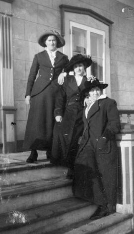 Trois femmes dans des escaliers