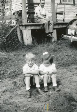 Deux enfants à l'extérieur