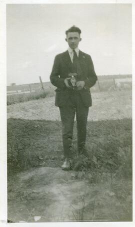 Adrien Vohl tenant un appareil photo