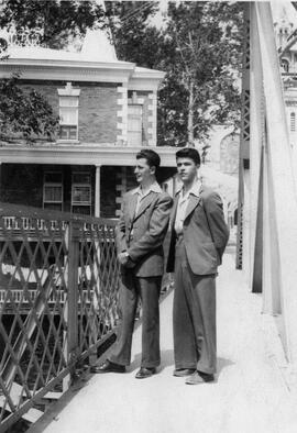 Deux hommes sur le pont de Saint-Casimir