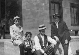 Deux hommes et deux jeunes hommes