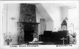 « Intérieur du Manoir des Érables : lobby » - Foyer de pierres des champs