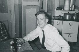 Homme qui boit de l'alcool