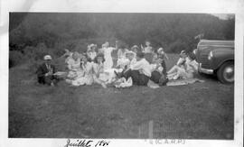 Photo de groupe à l'extérieur
