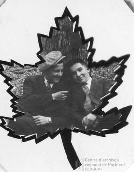 Portrait sur une feuille d’érable de deux hommes en forêt