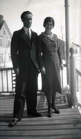 Deux personnes sur une galerie