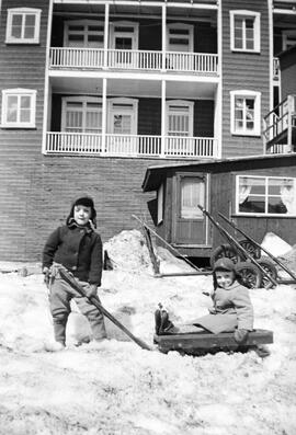 Deux enfants en glissent