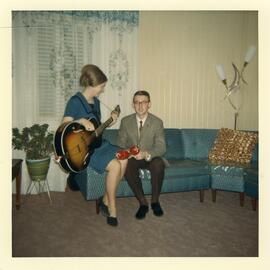 Claire Julien et Rémy Vohl dans le salon de ses parents