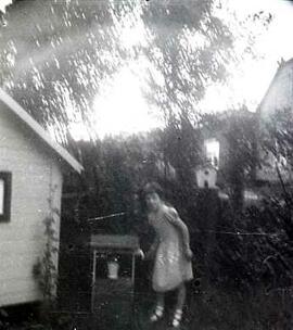 Une fillette près d'une cabane