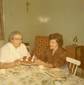 Réveillon de Noël, deux personnes à la table à manger avec un gâteau