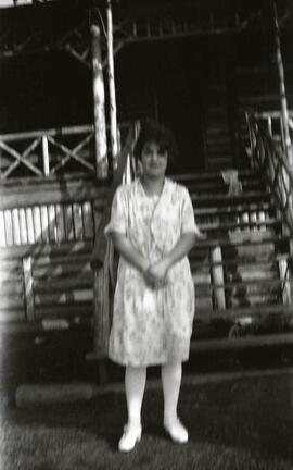 Une femme inconnue debout au pied d'un escalier extérieur