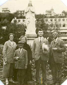 Groupe de personnes devant une statue de la Vierge Marie