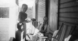 Un homme, une femme et une enfant