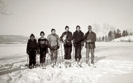 Une famille en ski de fond avec un chien