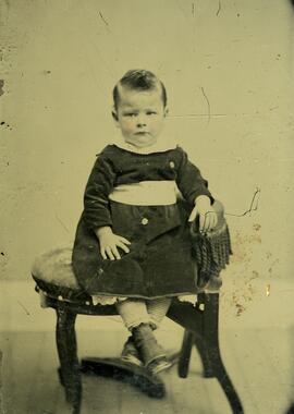 Jeune enfant posant assis