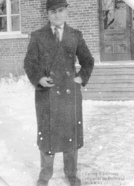Portrait d’un homme dehors en hiver