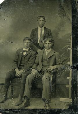 Photographie de trois jeunes hommes.  1  Photographie sur métal