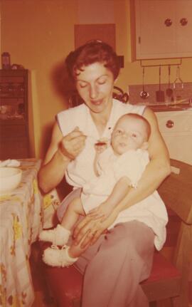 Femme qui nourrit son bébé