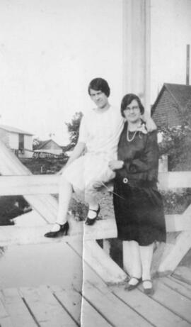 Deux femmes sur une galerie