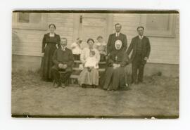 Debout: Amanda,Édouard & Wilfrid. Assis: Télesphore,Bernadette, Emma (sœur Anne de Jérusalem). Enfants: Roland, Claire et Marthe