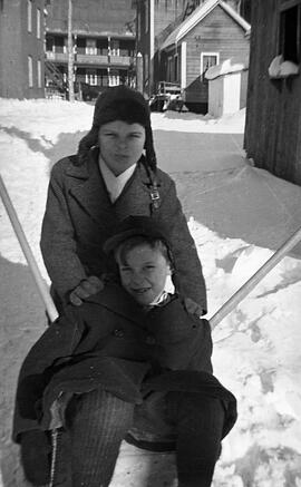 Deux enfants à l'extérieur dans la neige