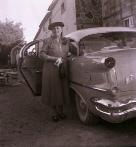 Une femme avec une voiture