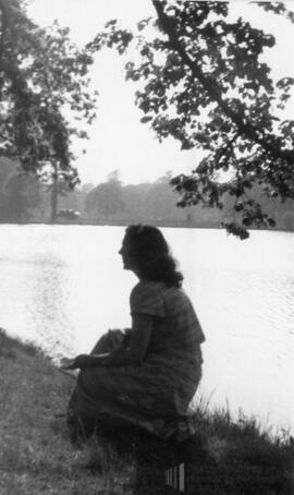 Photo d’une femme près d’une rivière