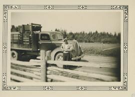 Portrait -Homme devant un camion de Pont-Rouge