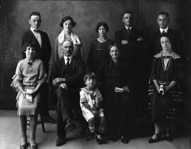 Famille de 10 membres 4 femmes et 4 hommes en studio