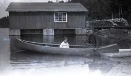 Femme et homme en canot