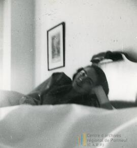 Femme sur un lit