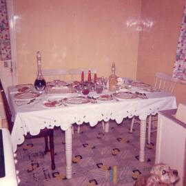 Table de cuisine et Zita le chien