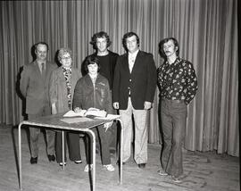 Remise et signature du livre d'or de Ville St-Raymond