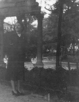 Femme seule dehors quelque part