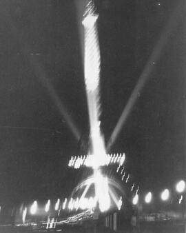 Photo de la tour Eiffel allumée la nuit
