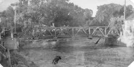 Poteau électrique tombé dans une rivière