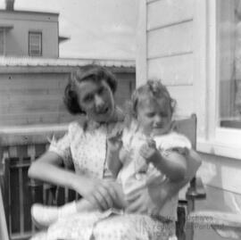 Mère et sa fille sur une balançoire