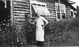 Homme dehors derrière un chalet
