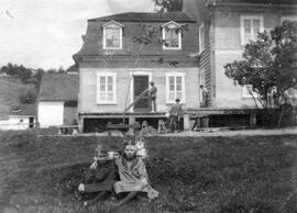 Des personnes devant une maison