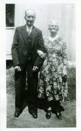 Fortunat Vohl et Clara Gauthier devant leur maison  - 50 ans de mariage