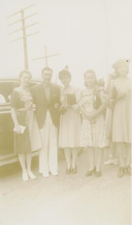 Groupe de personnes près d'une voiture
