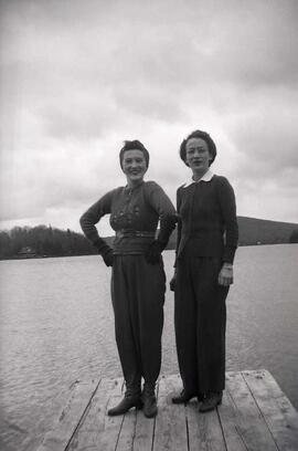 Vachon Thérèse Vachon Irène sur un quai