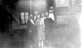 Portrait de famille près d’un magasin