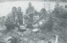 Hommes et leur poissons qu'ils viennent de pêcher