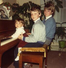 Jasmin, Joël et Syndie Vohl chez leur grand-père Adrien