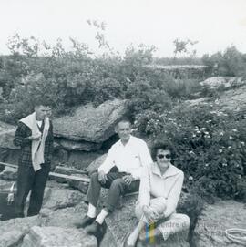Trois personnes en montagne