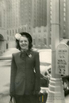 Femme à New York devant une boîte au lettre