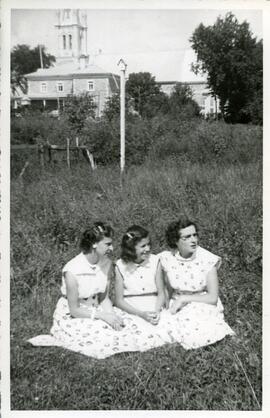 Fleurette, Sylvie et Irma Vohl dans l’herbe