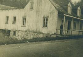 103 rue Chavigny et homme sur la galerie